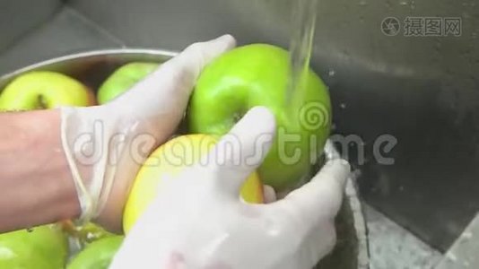 两个苹果被厨师手洗，慢动作。视频