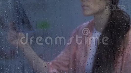 无助的女性在雨窗附近看肺x光，患有肺结核视频