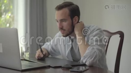 自信的胡须男用平板电脑绘制笔记本电脑。 男性手绘三维动画制作视频