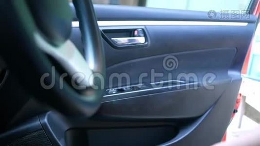 关闭司机`的手关闭车门，并按下按钮开关电动锁门在汽车上，以确保安全。 技术和视频
