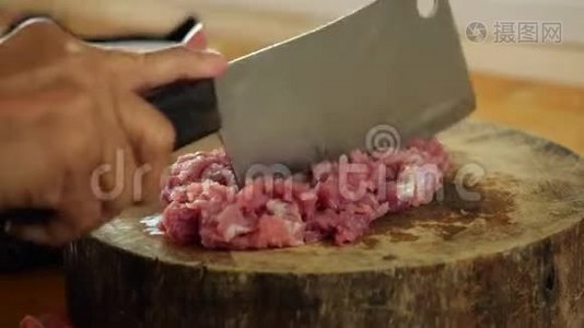 自制食物。 慢吞吞地在木切割板上切生猪肉视频