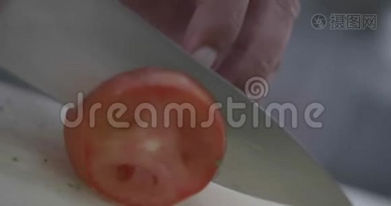 在餐厅的厨房里用手切番茄视频