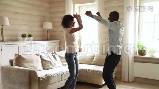 年轻浪漫的黑人夫妇在现代客厅跳舞视频