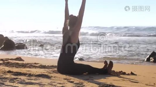 女子运动服练习瑜伽姿势坐在前弯视频
