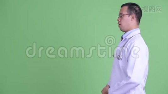 戴眼镜的快乐亚洲男医生简介视频