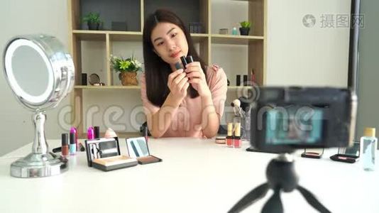 著名博主的4K视频。 开朗的女性vlogger在录制日常化妆视频时展示化妆品视频