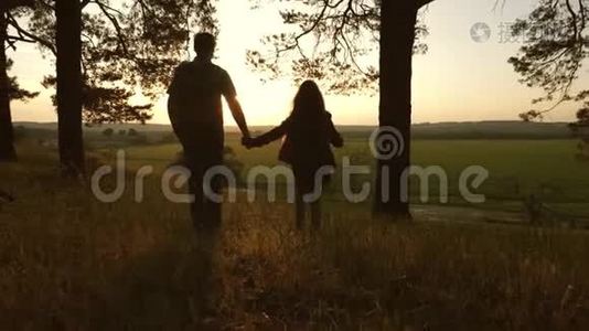 爸爸和女儿旅行，穿过树林，欣赏日落时的风景。 度假游客的幸福家庭视频