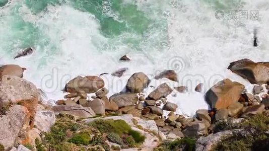 波涛汹涌的海浪拍打着查普曼`开普敦山顶西部陡峭的山崖视频