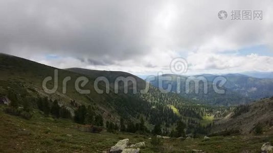 风景优美的山谷全景.. 山岳景观视频