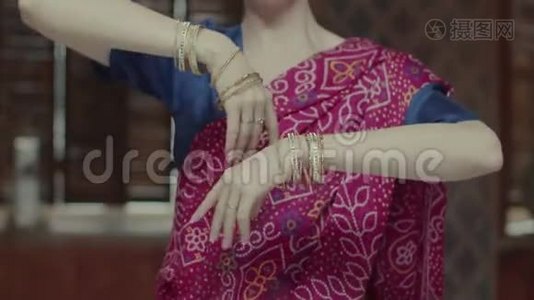 戴着印度风格的手镯跳舞的女性视频
