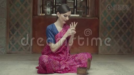 优雅的印度风格的女人戴上手镯视频
