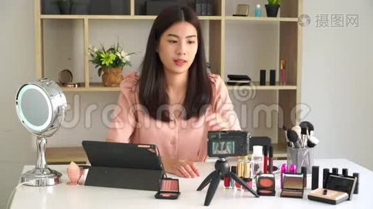 著名博主的4K视频。 开朗的女性vlogger在录制日常化妆视频时展示化妆品视频