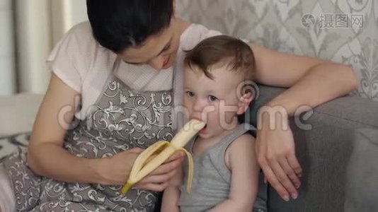 宝宝在妈妈`帮助下吃香蕉视频
