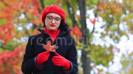 红枫叶的美女.. 教师节视频