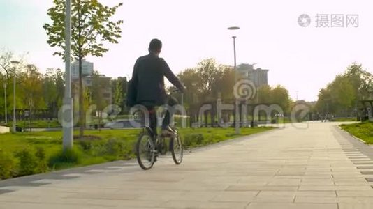 商务西装商人骑自行车视频