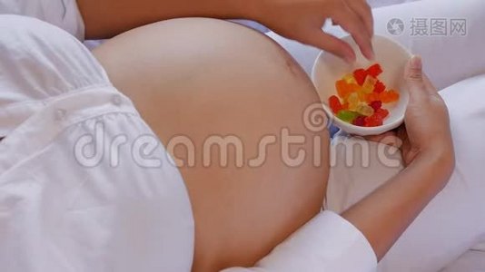 怀孕的拉丁美洲女人吃糖果视频