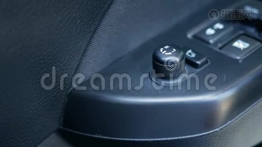 关闭司机手按按钮开关电动锁门在车上，以确保安全。 技术和运输理念..视频