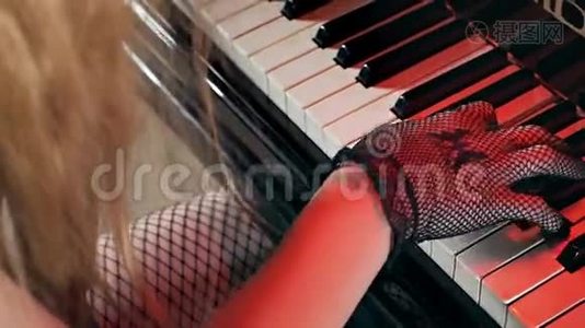 一位戴手套的性感金发女钢琴家手上的特写视频