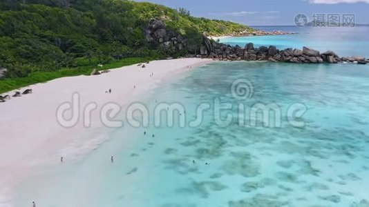 从空中俯瞰热带海滩大安斯。 白沙，浅青松泻湖和游泳游客.. 拉迪格岛视频