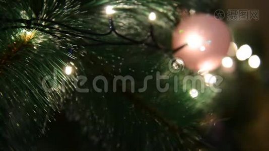 圣诞树上有花环的圣诞树玩具视频