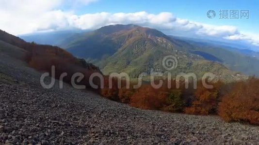 西班牙加泰罗尼亚蒙森尼山脉的景观片段视频