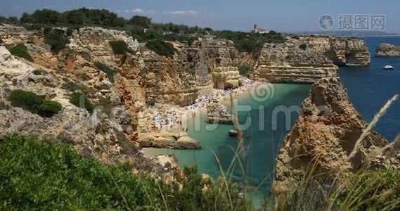 天然洞穴在马林哈海滩，阿尔加维葡萄牙。 Marinha海滩的岩石悬崖拱门和葡萄牙海岸的绿松石海水视频