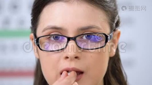 戴眼镜的妇女服用维生素以改善视力、健康治疗和预防视频