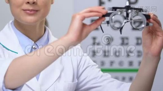 眼科医生，显示屈光度，视力检查装置，医疗设备视频
