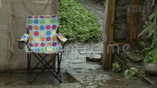 波尔卡点椅坐在雨中视频