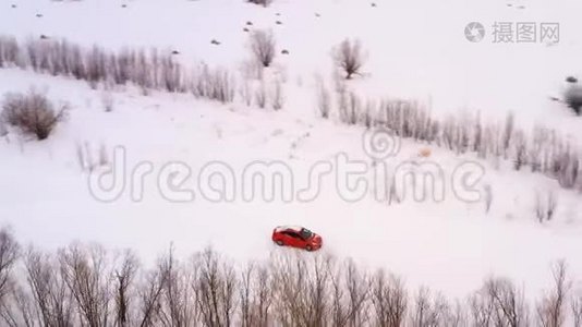 车骑在冬天的雪道上，顶景..视频