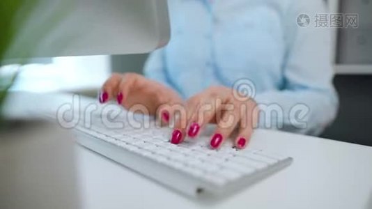 在电脑键盘上输入漂亮指甲的女性手视频