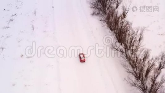 车骑在冬天的雪道上，顶景..视频