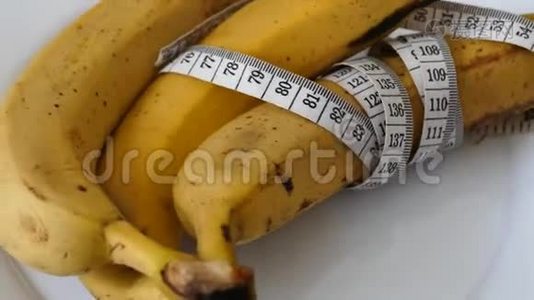 香蕉和360旋转支架上的卷尺、香蕉和减肥香蕉视频
