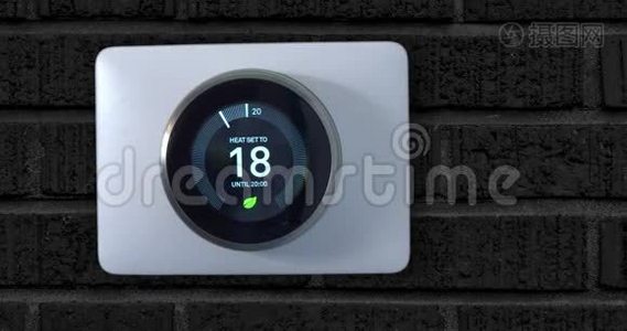 4k智能恒温器，一个人在黑色砖墙上增加温度视频