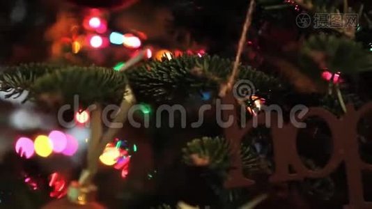 圣诞装饰在圣诞树上用锡纸和照明在闪烁的背景上签名视频