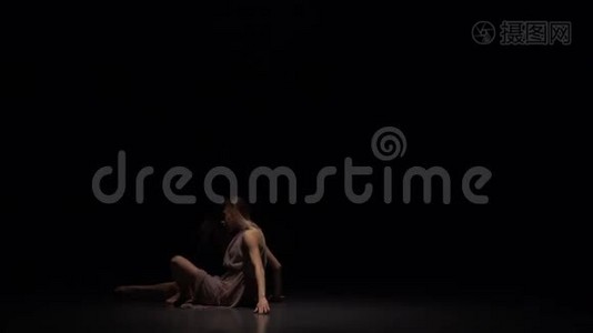 一个专业舞者在暮色中表演当代的慢动作。视频