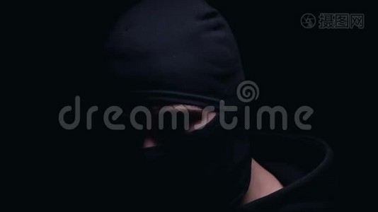 在银行抢劫后被劫走的危险罪犯躲在警察面前视频
