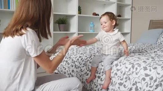 年轻快乐的妈妈喜欢和宝宝在一起视频