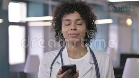 专业年轻医生微笑着用智能手机说话的画像视频