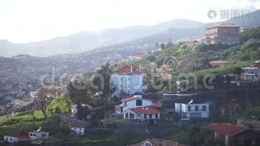 鸟瞰Funchal，首都马德拉岛。 美丽的小镇坐落在群山之中视频