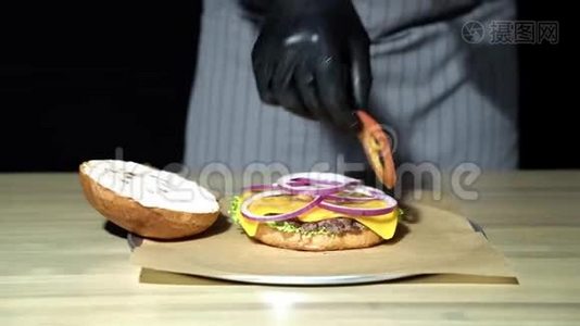 厨师的特写`准备汉堡的手。视频