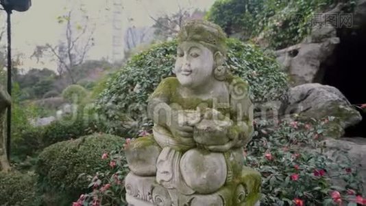 中国公园里一个女人的雕像视频