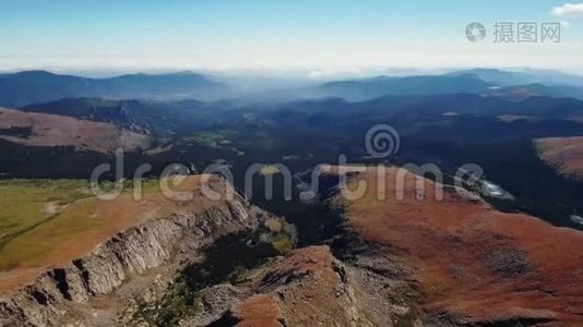 从科罗拉多埃文斯山山顶拍摄的雾蒙蒙的山谷、森林和贝特拉克湖的空中全景视频