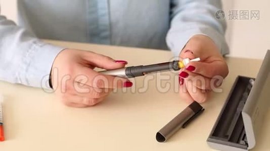 女孩在注射器胰岛素笔中插入一盒胰岛素。视频