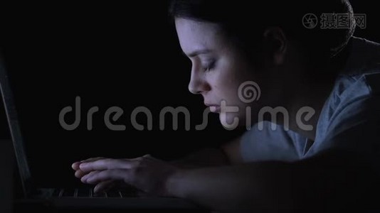 年轻女子在笔记本电脑上睡着，上夜班，忙得不可开交视频