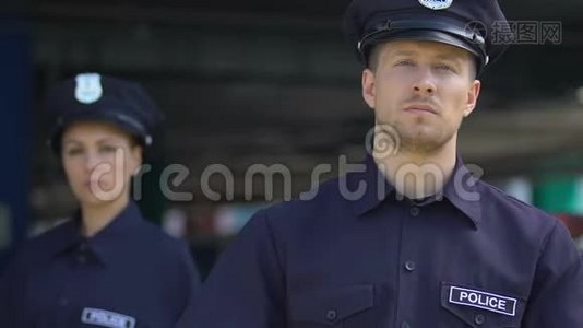 年轻的职业警察男女在镜头前合影，民事警务职责视频