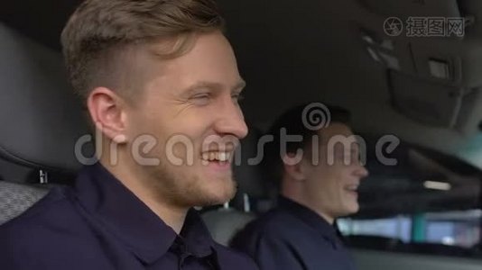 快乐的警察坐在巡逻车上，工作中的友谊，警察视频