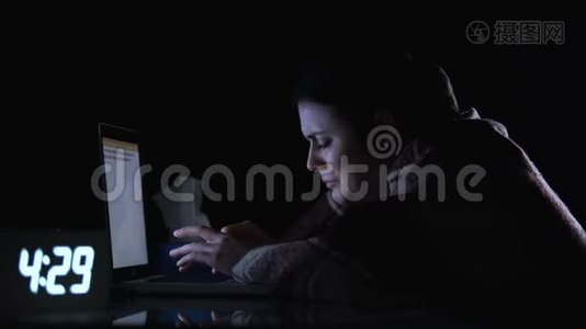 女自由职业者晚上在电脑旁哭泣，患了流感和疲劳视频