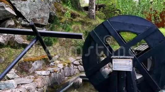装饰水轮转弯在当地公园，因为它是由流动的水从附近的溪流。视频