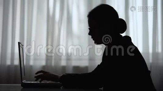 女记者在笔记本电脑上打字剪影，短期文章发布视频